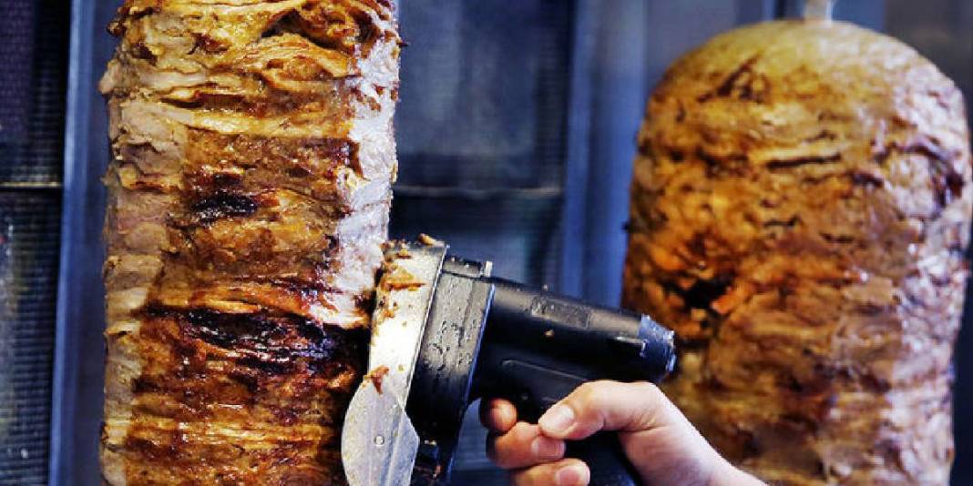 Döner diye bize neler yedirmişler! Ünlü dönercide büyük skandal: İçinden çıkanlar mide bulandırdı 1